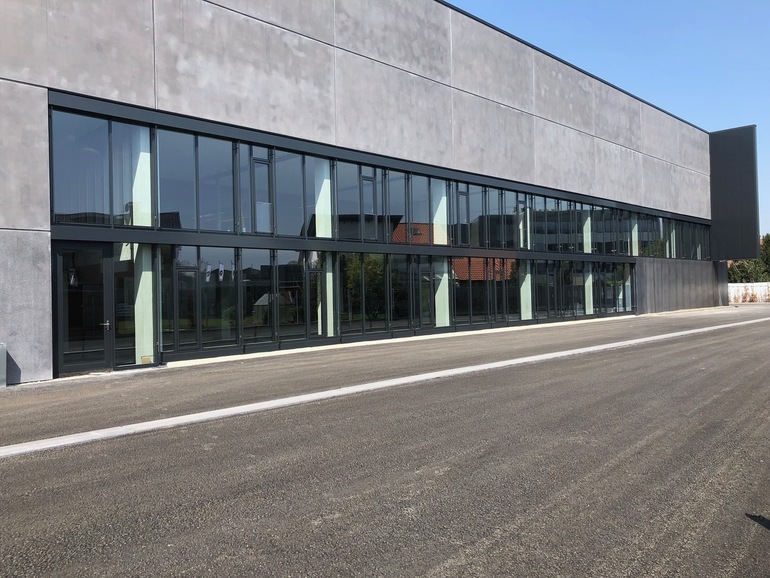 Aluminium Fassade einer Werkstatt