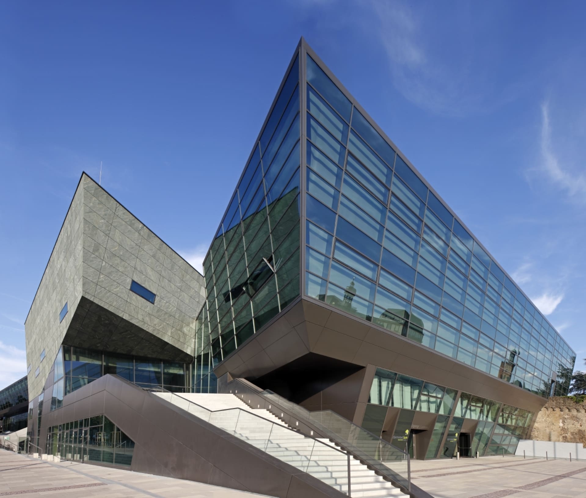 Aluminium Fassade eines architektonischen Gebäudes in Dreiecksform