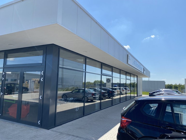 Aluminium Fassade eines Autohauses