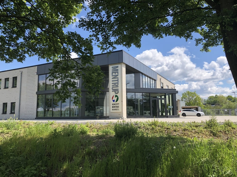 Aluminium Fassade eines Eingangsbereichs in der Seitenansicht