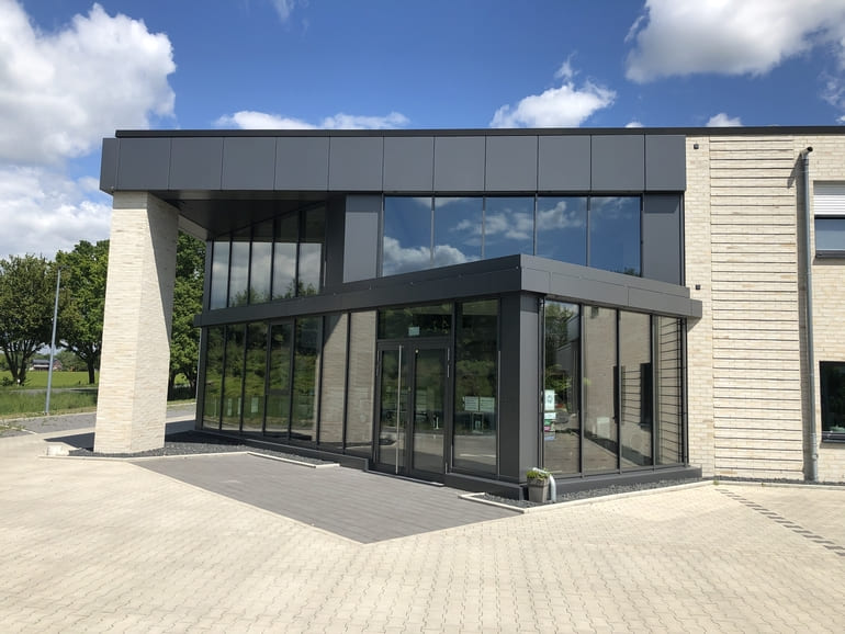 Aluminium Fassade eines Eingangsbereichs in der Vorderansicht