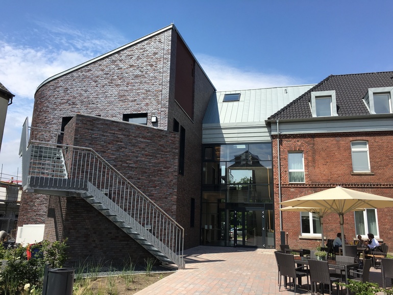 Aluminium Fassade zwischen zwei Gebäuden mit Treppe