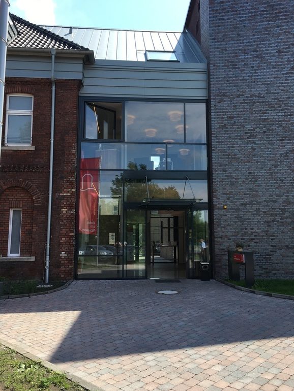 Aluminium Fassade zwischen zwei Gebäuden