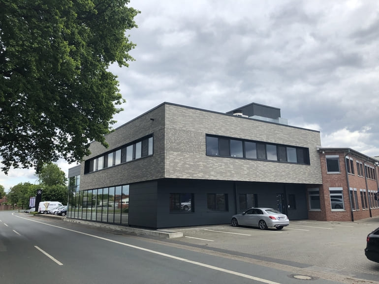 Aluminium Fenster einer Werkstatt