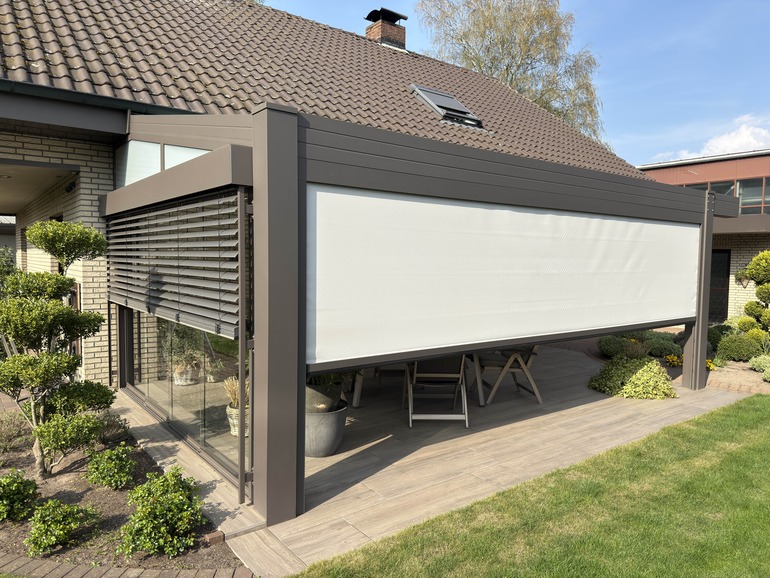 Aluminium Terrassendach mit Markise aus der Vorderansicht