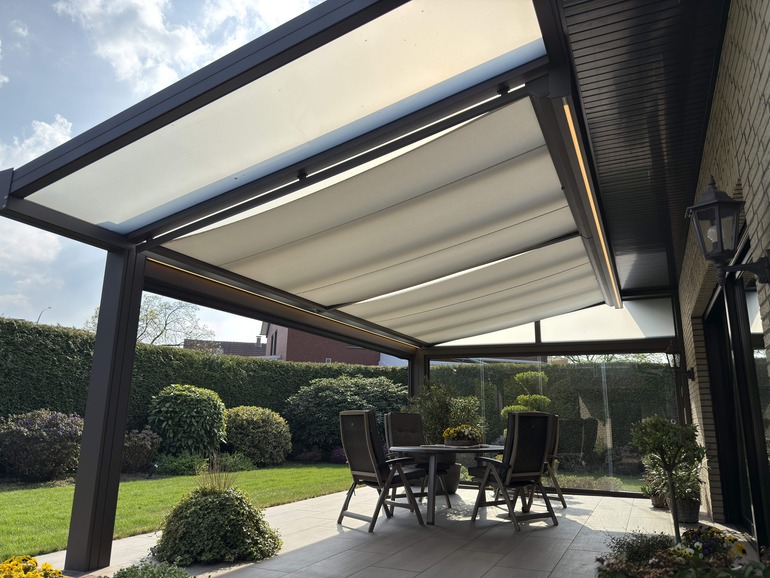 Aluminium Terrassendach mit Markise unter dem Dach und LED Spots
