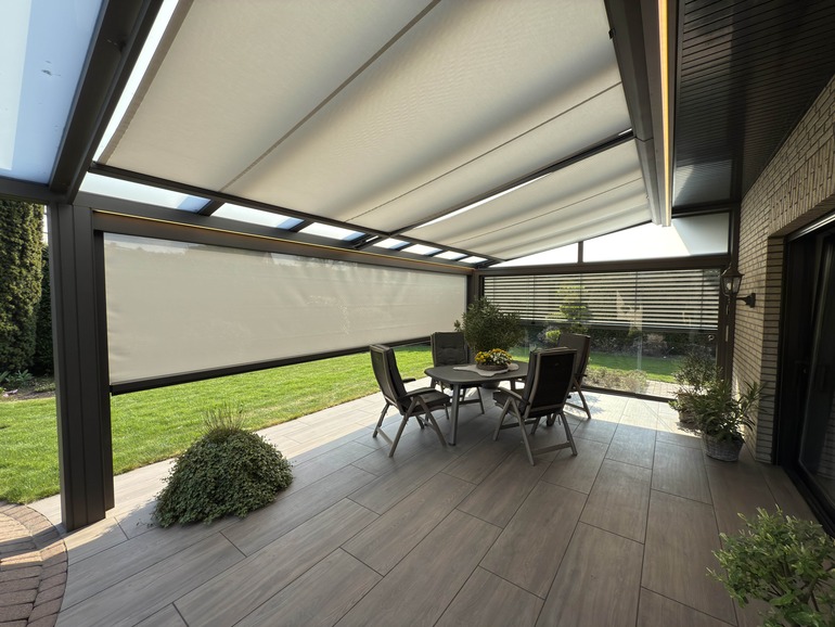 Aluminium Terrassendach mit Markise unter dem Dach und vor der Terrasse