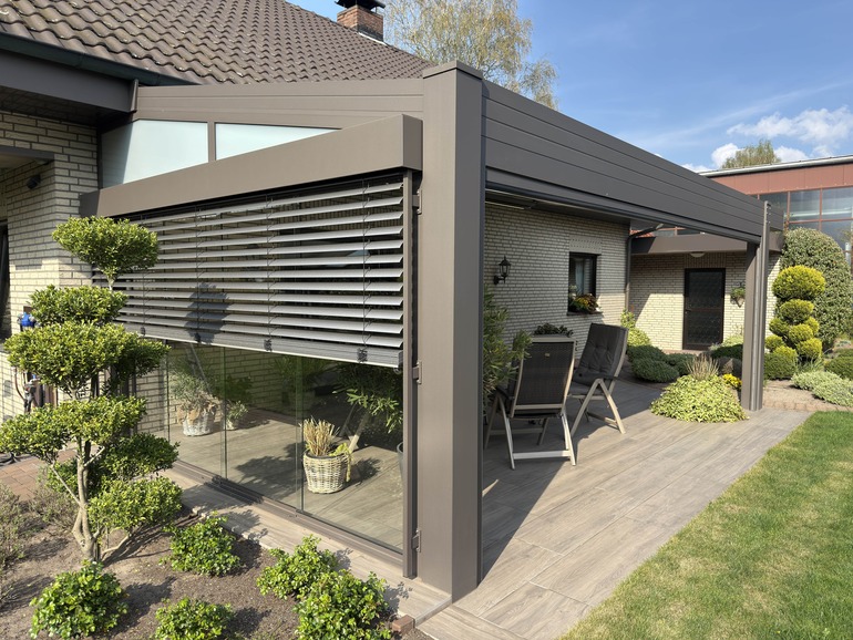 Aluminium Terrassendach mit Sichtschutzwand