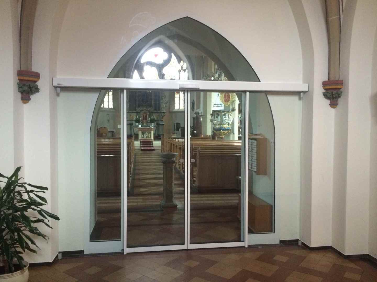 Automatik Schiebetür in einer Kirche