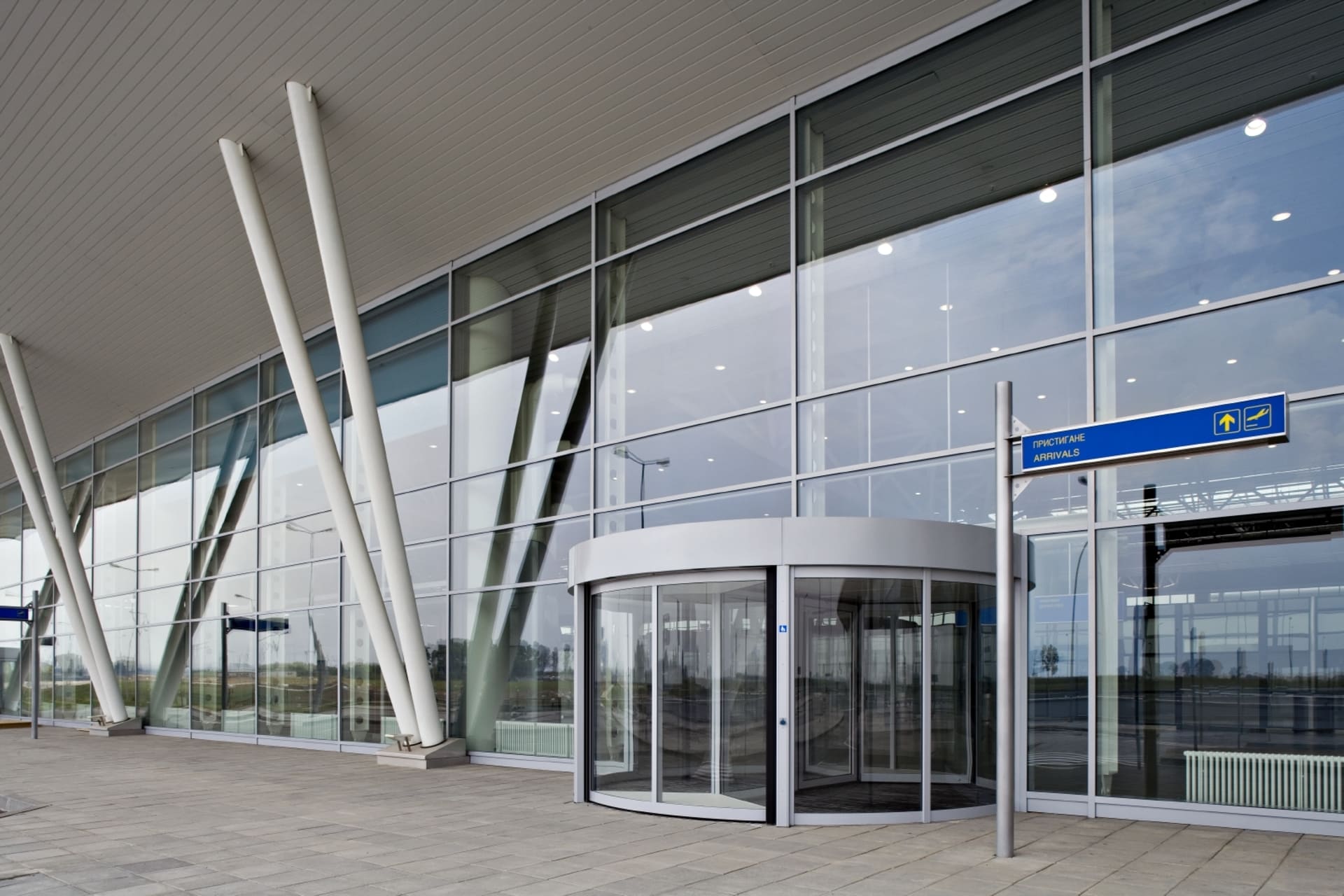 Automatik Tür als Teil eines Eingangs zum Flughafen