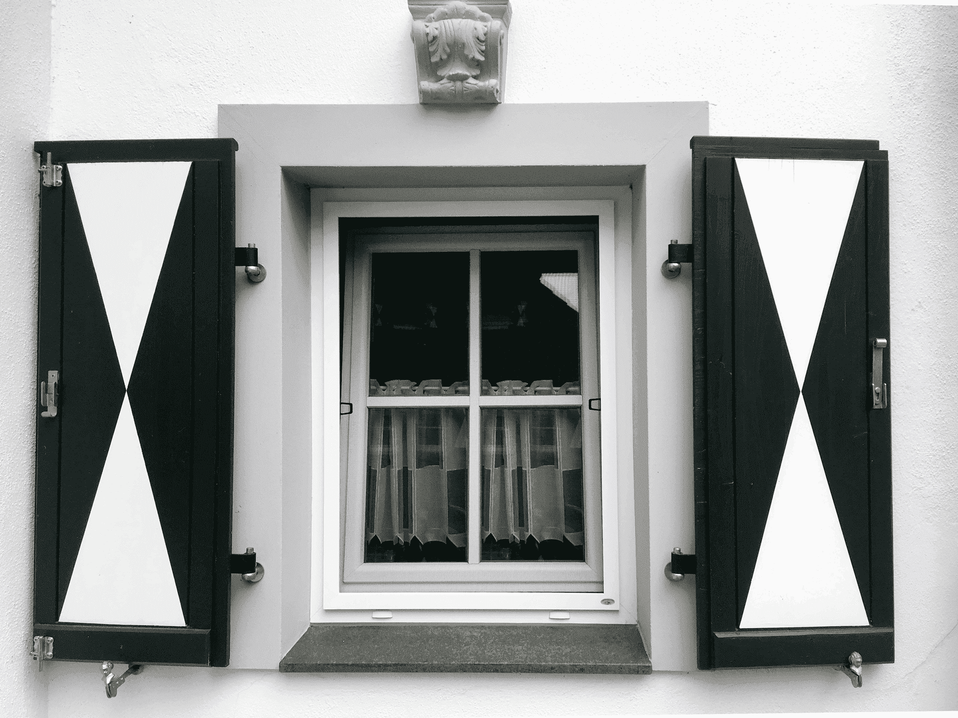 Fenster mit Insektenschutz Spannrahmen und grünen Fensterläden