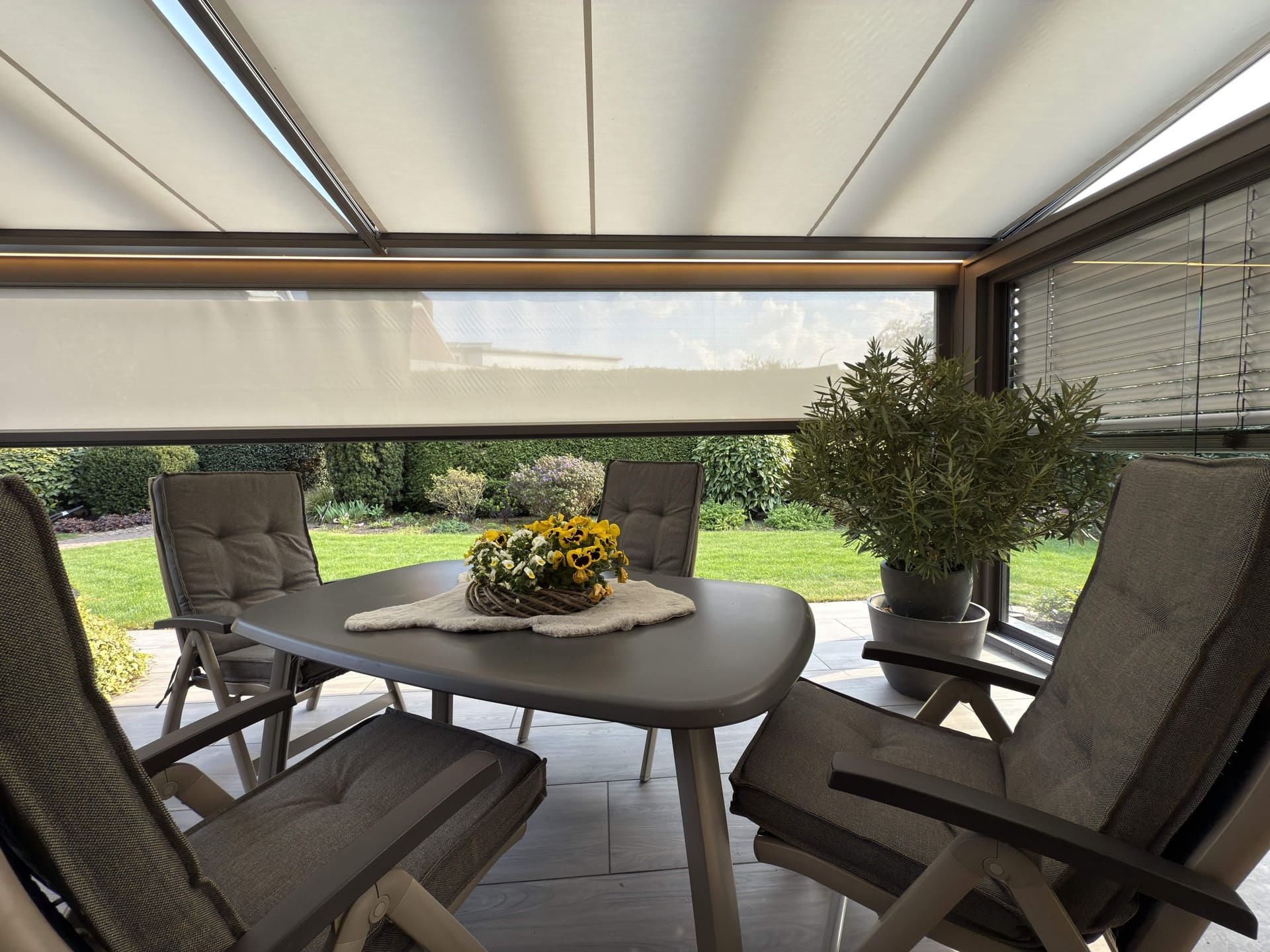 Gemütliche Sitzecke unter einem Aluminium Terrassendach