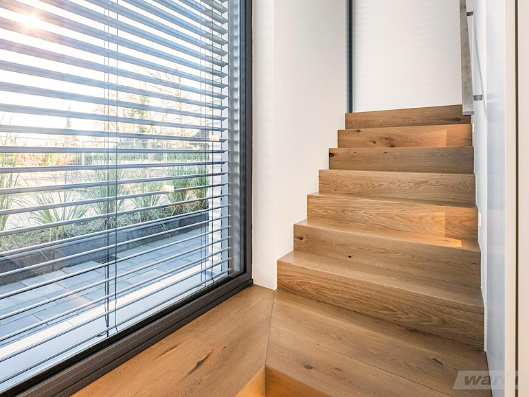 Raffstore im Innenbereich an einer Holztreppe