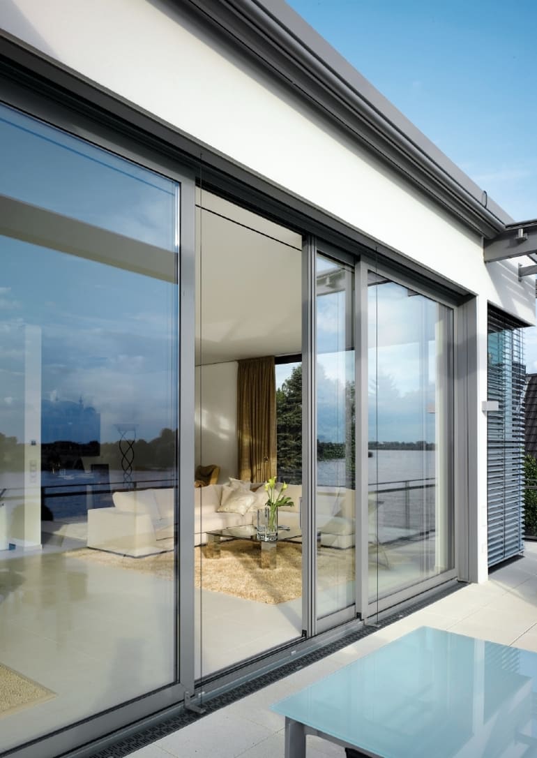 Schiebetür aus Aluminium mit Blick ins Wohnzimmer Schiebetür aus Aluminium mit Blick ins Wohnzimmer